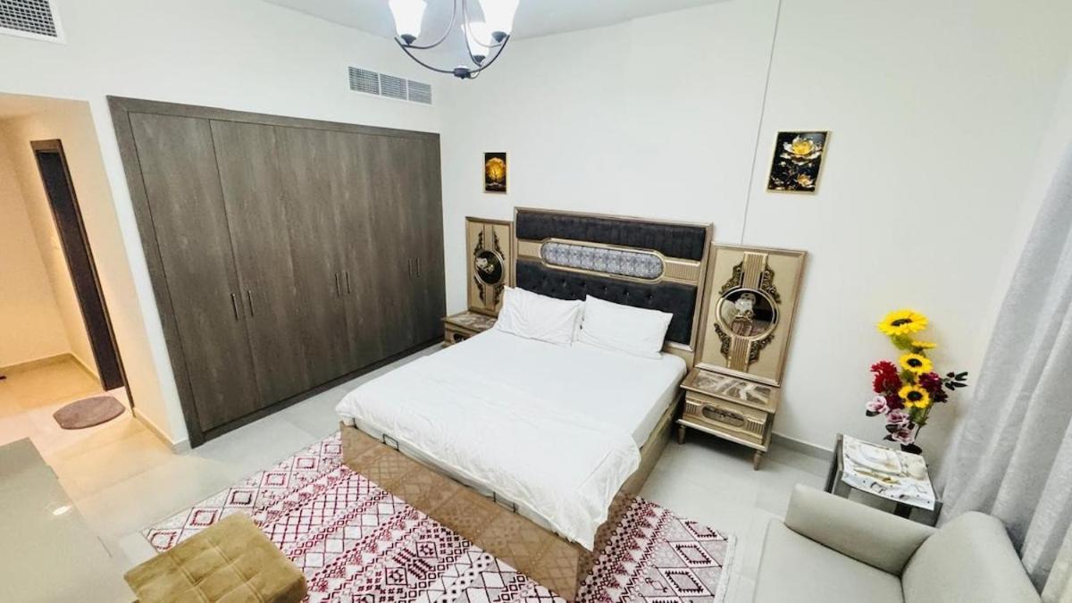 Spacious & Stylish 3-bedroom In A Prime Location Apartment *